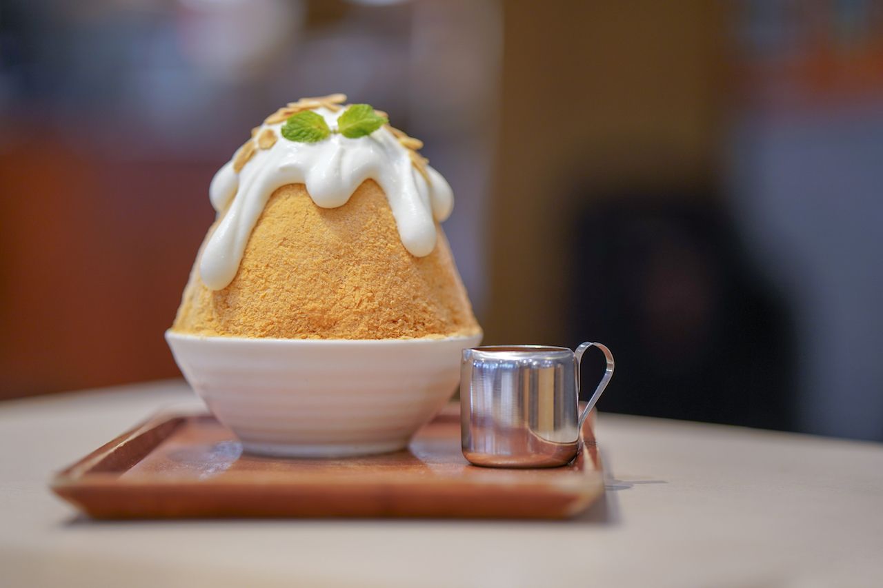 Closeup thai milk tea Bingsu on tray